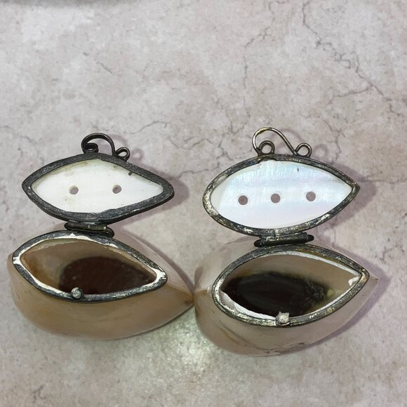Vintage Two's Company Mother of Pearl Salt & Pepper Shakers Hinged India 1960’s - Picture 8 of 10